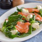 アイスプラントとサーモンのサラダ。レモン汁で爽やかな前菜♪