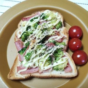 M＊Pの作ってみた!投稿(トーストバリエ＊ブロッコリーとハムのトースト)