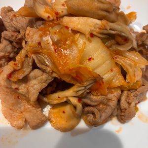 イトマルの作ってみた!投稿(ご飯がすすむ満足おかず！豚こま肉と舞茸のキムチ炒め)