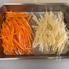 【レンチンで作る】じゃがニンきんぴらの工程1