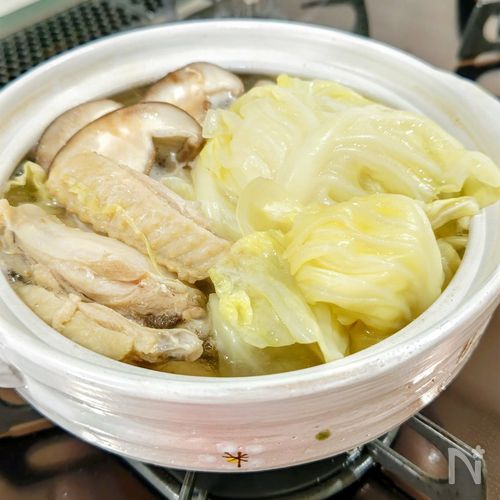 【水炊き】あっさりシンプル、キャベツが美味しい。温まる。
