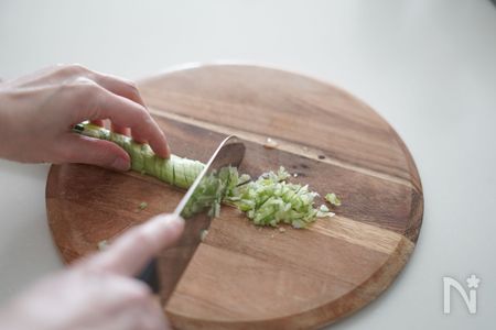 切り込みを入れた長ねぎを端から切っていく