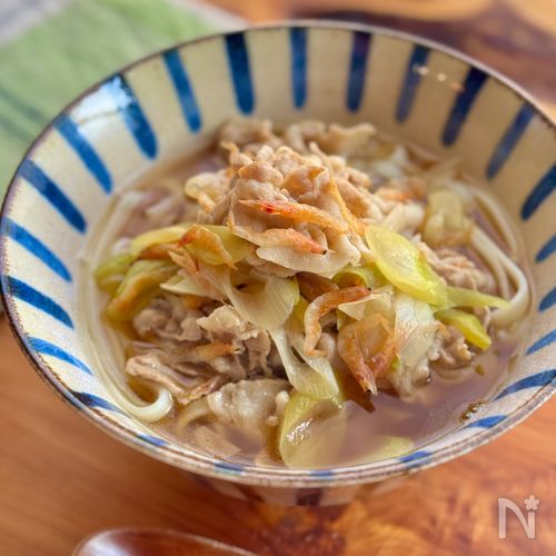 【出汁まで激うま】えび香るネギ豚うどん