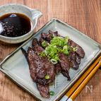 自家製焼肉のたれでハラミ肉を食べる
