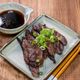 自家製焼肉のたれでハラミ肉を食べる