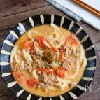 トマトとひき肉のピリ辛ミルクうどん【飲む干す美味しさ♪】