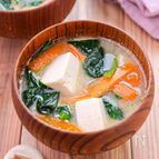 【ほうれん草と豆腐のお味噌汁】まろやかな味わいに癒される♩