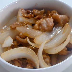 オレンジの作ってみた!投稿(【新玉ねぎと豚肉のさっぱりオイポン炒め】10分おかず♡)