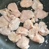 フライパンひとつで！鶏むね肉のさっぱりレモン煮の工程1