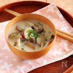 さつまいもとしめじの豆乳みそ汁