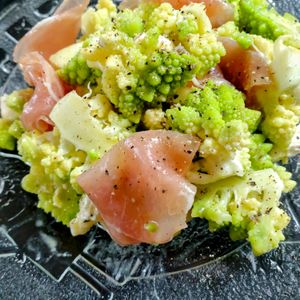 ゆみの作ってみた!投稿(『ロマネスコの生ハムとクリームチーズのデパ地下サラダ』)