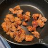 焼いてからめるだけ♡ご飯がすすむ「ひとくちゴマまみれチキン」の工程3