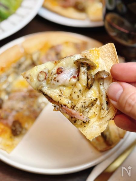 【ベーコンとキノコのぺぺロンピザ】手が止まらないパリパリ食感