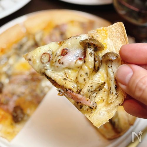 【ベーコンとキノコのぺぺロンピザ】手が止まらないパリパリ食感