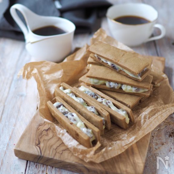 黒糖クッキーで、レーズンバターサンド