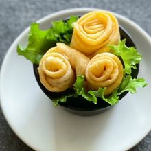 【お弁当】卵1個で 華やぐ“くるくるお花”