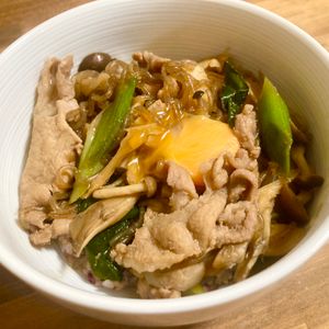 ゆかりの作ってみた!投稿(10分で完成！【豚こますき煮丼】)