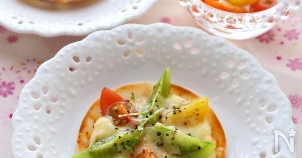 餃子の皮活用！カラフルミニトマトのお花ピザ
