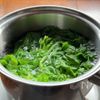 菜の花とホタルイカの和え物の工程1