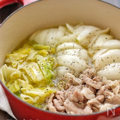 ＊春キャベツと新玉ねぎと豚こまのガリバタ蒸し煮＊