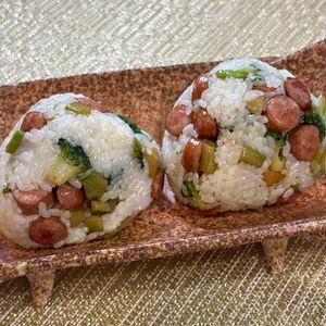 楽ラク手抜キッチン🐶🐾の作ってみた!投稿(少ない調味料でもおいしい！ソーセージとブロッコリーのおにぎり)