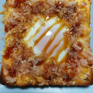 よっこの作ってみた!投稿(お好み焼き風めだまトースト)