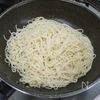 やっぱり夏は素麺で「ふんわり卵のカニカマ素麺炒め」の工程3