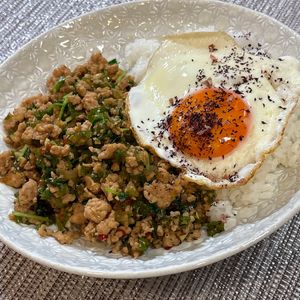 楽ラク手抜キッチン🐶🐾の作ってみた!投稿(大葉でさっぱり！【鶏ひき肉とピーマンの甘辛そぼろ丼】)