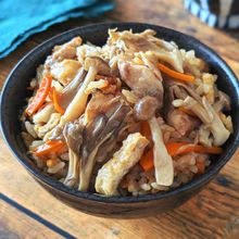 【鶏肉ときのこの炊き込みご飯】うま味たっぷり!