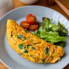具だくさん！お弁当の彩りにも。『にらと鶏ひきの和風オムレツ』