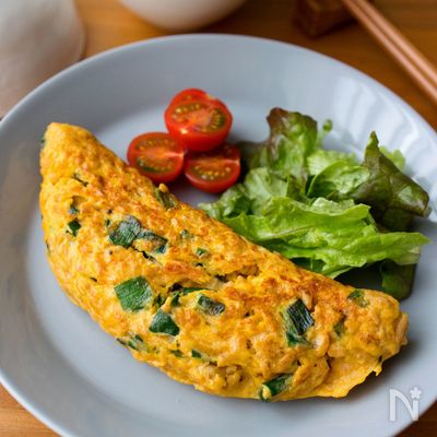 具だくさん!お弁当の彩りにも。『にらと鶏ひきの和風オムレツ』