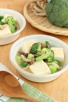 しめじとブロッコリーの鶏だし豆腐煮込み