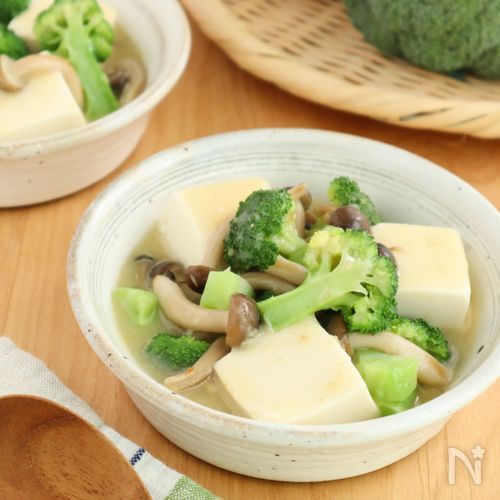しめじとブロッコリーの鶏だし豆腐煮込み