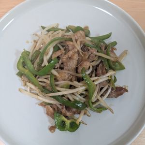 ゆいの作ってみた!投稿(【豚こまもやしの青椒肉絲風】ご飯が進む節約おかず！)