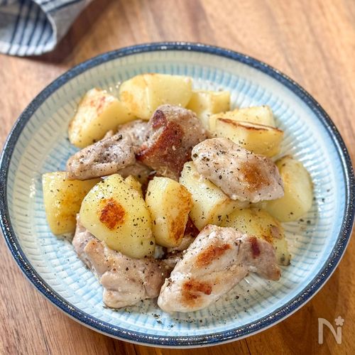 すぐできる♩《鶏肉とじゃがいもの塩ガーリック炒め》