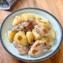 すぐできる♩《鶏肉とじゃがいもの塩ガーリック炒め》