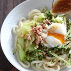 温玉とろり。キャベツとツナの混ぜうどん