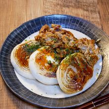 【サク飯】焼肉のタレで簡単「新玉のプルコギ炒め」