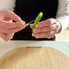 5分おかず《スナップエンドウとしいたけの塩にんにく炒め》の下準備