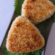 かつお節のだしが香る 醤油焼きおにぎり