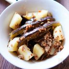 ひき肉に絡めて美味さ倍増！茄子と長芋の肉味噌炒め！