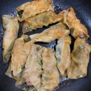 1465412料理経験3年生の作ってみた!投稿(【おつまみ豚こましそ餃子】簡単パパっと♡一口餃子で乾杯!)