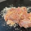 切って炒めるだけ🍳カボチャとチキンのハニマス炒め🎃の工程2