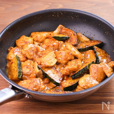 合わせた調味料を加えて、具材としっかり合わせる