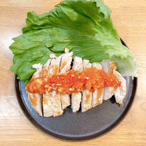 ちちうえ@料理に目覚めたパパ🥹の作ってみた!投稿(胸肉めちゃうま！ガリトマチキンステーキ)