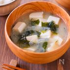 【豆腐と玉ねぎとわかめのお味噌汁】