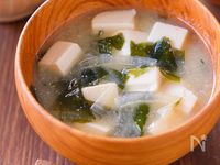 【豆腐と玉ねぎとわかめのお味噌汁】