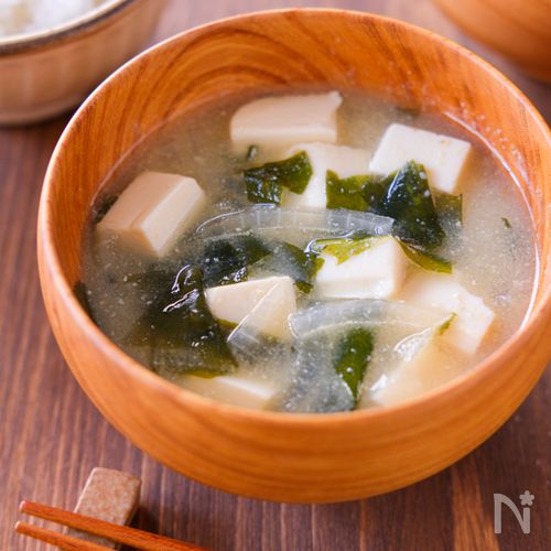 【豆腐と玉ねぎとわかめのお味噌汁】