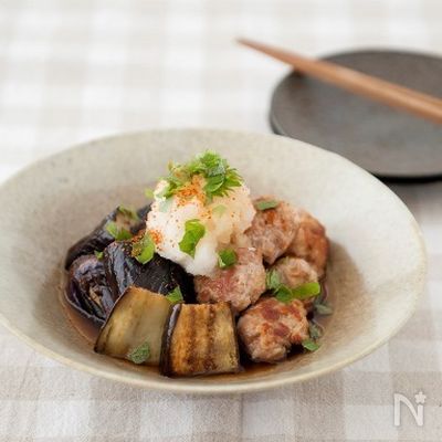 なすと揚げない豚こま団子のおろしだれ。