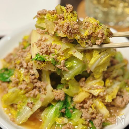 ごはんが止まらない!【キャベツの豚そぼろガリバタ炒め】